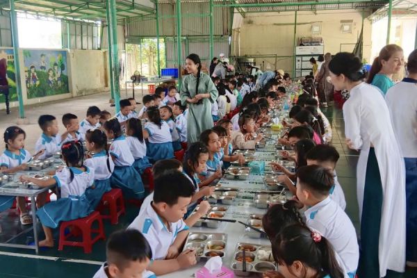 Trường học hạnh phúc từ những bữa cơm bán trú – Ngôi nhà thứ hai của học sinh.