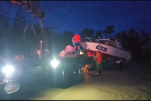 Xuyên đêm giải cứu hàng trăm người giữa lũ: Ghi nhận của PV Thanh Niên ở Đắk Lắk